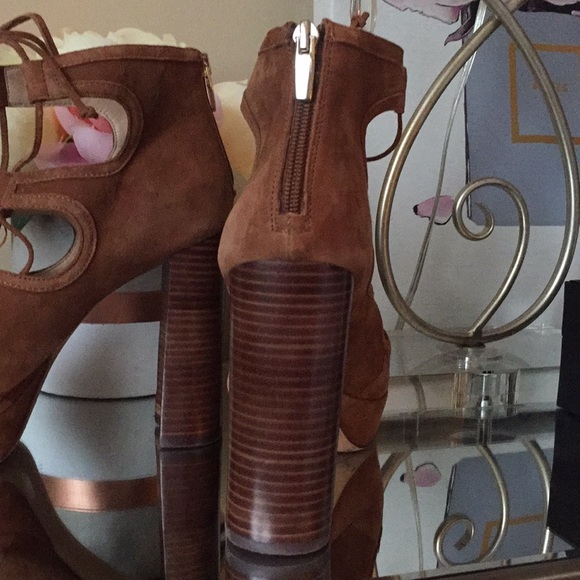 VINCE CAMUTO Genuine Suede Heels - Picture 4 of 9